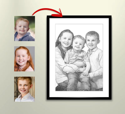 Handgezeichnetes Porträt von drei glücklichen Kindern im Bleistift-Stil, erstellt aus einzelnen Fotos der Kinder, die nebeneinander abgebildet sind. Realistische Kunst in einem schwarzen Rahmen – personalisiertes Geschenk mit Familienfoto.